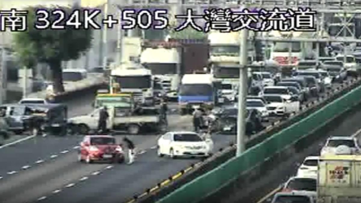快訊/快改道!國1北上9車連環撞 「仁德至大灣」全線封閉