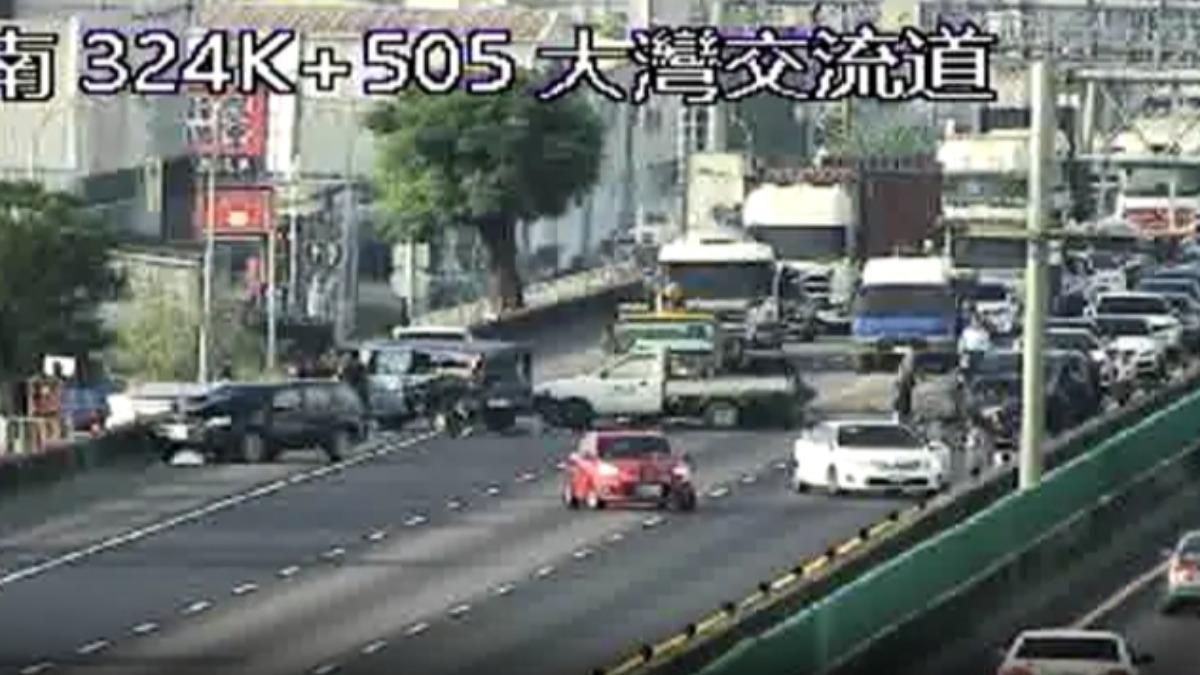 現場事故車散布。(圖/國道即時路況)
