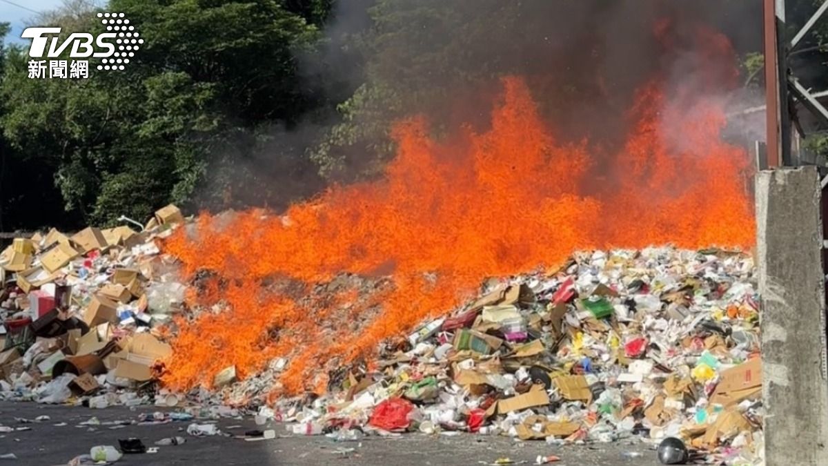 快訊/新店清潔隊資源回收場火災 消防局急籲:外出戴口罩