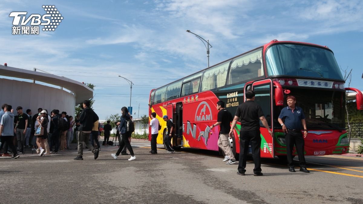 輝達今(27)日在T17、T18舉辦員工大會,員工搭乘遊覽車抵達會場等待。(圖/潘建樺攝)