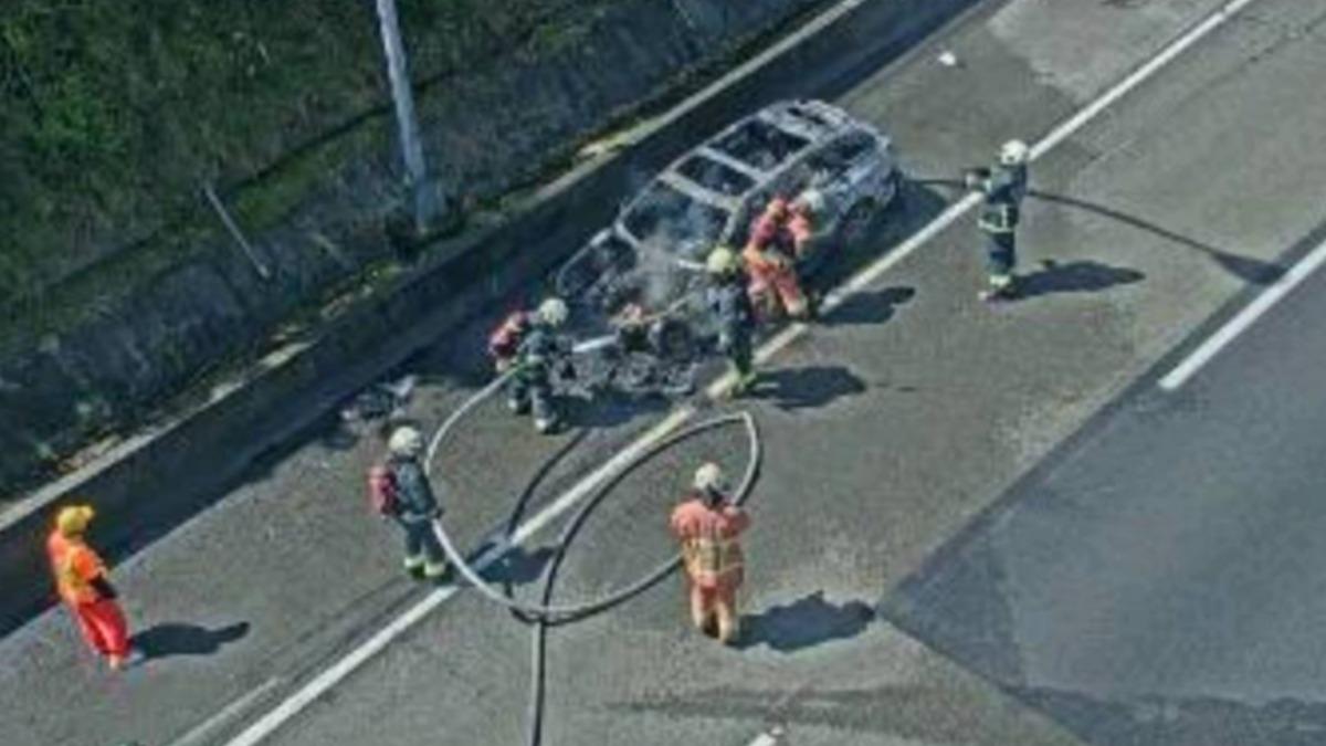 國道3號傳出火燒車,警消到場滅火。(圖/國道即時路況)