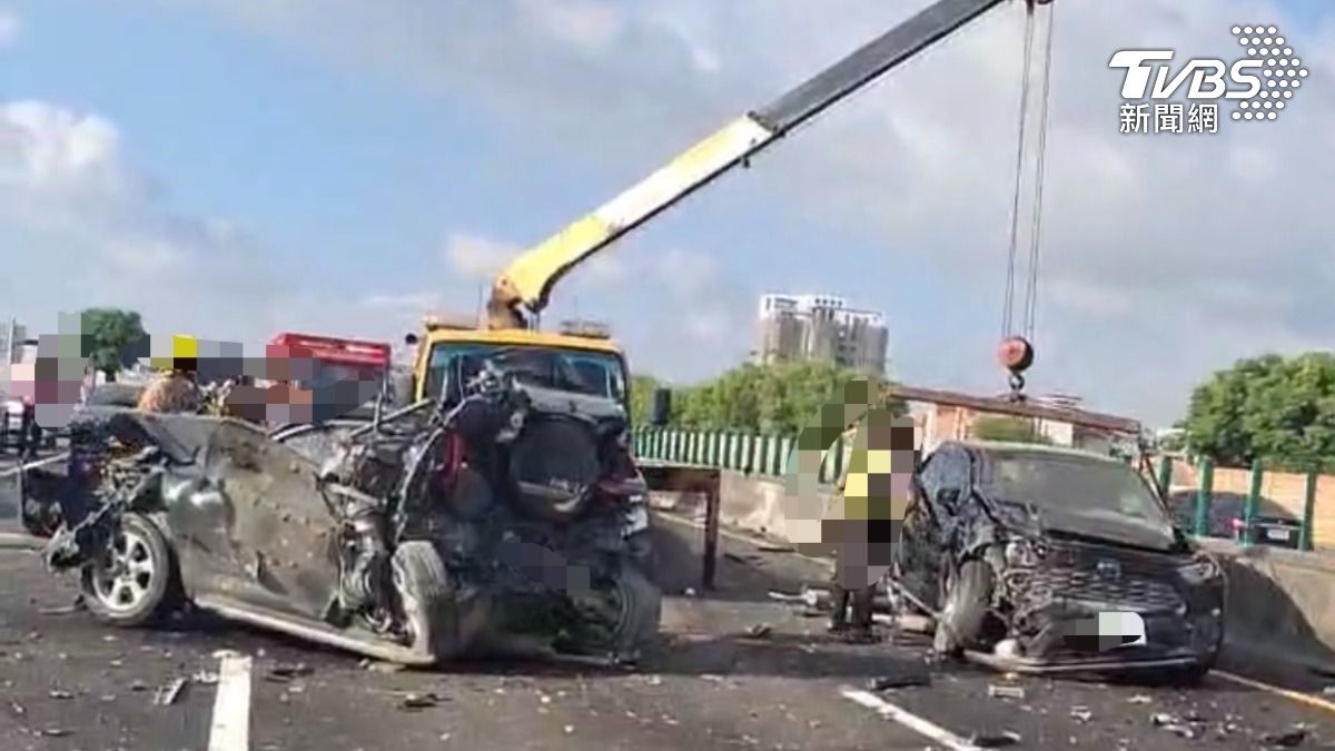 國道永康段聯結車駕駛疑似精神不濟,追撞前方8輛自小客車,釀成9車連環撞。(圖/TVBS)