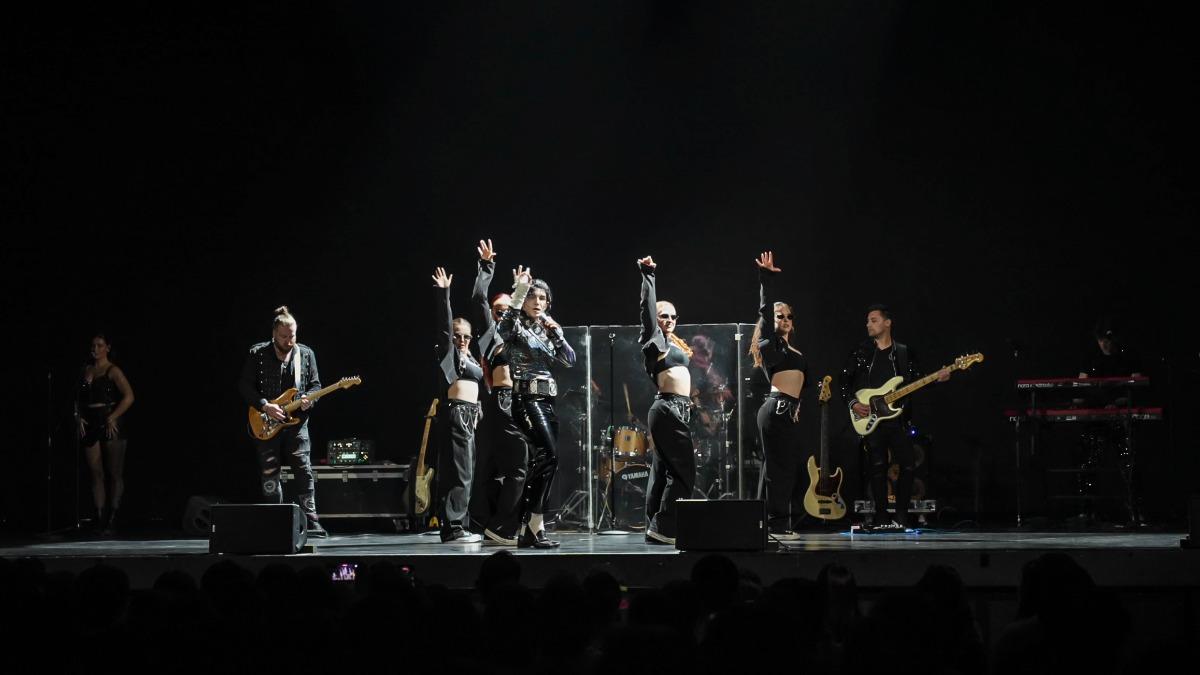 Ben Bowman與女舞者嗨跳〈Thriller〉。(圖/Live Nation、超級圓頂提供)