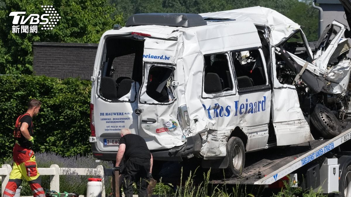 比利時校車、火車相撞（圖／達志影像美聯社）
