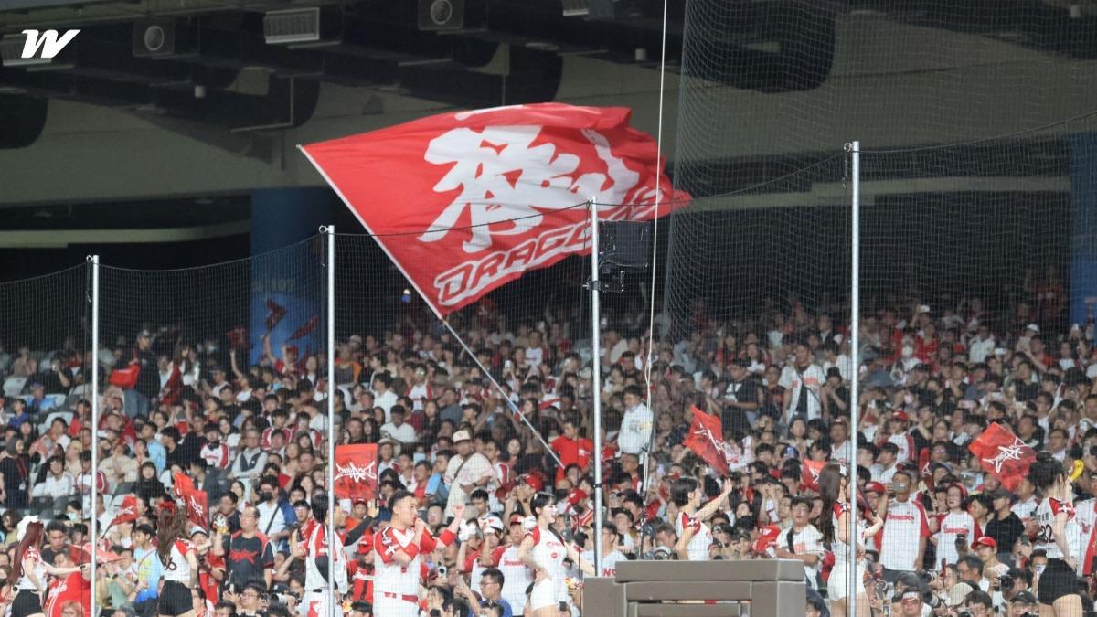 龍隊球迷熱情應援。(圖/翻攝自味全龍Dragons臉書)