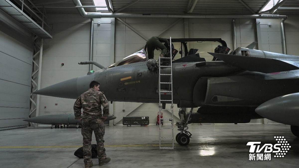 在立陶宛空軍基地，一名機組人員爬進一架法國空軍戰鬥機，該戰鬥機當時正在執行北約任務。(圖／達志影像美聯社)