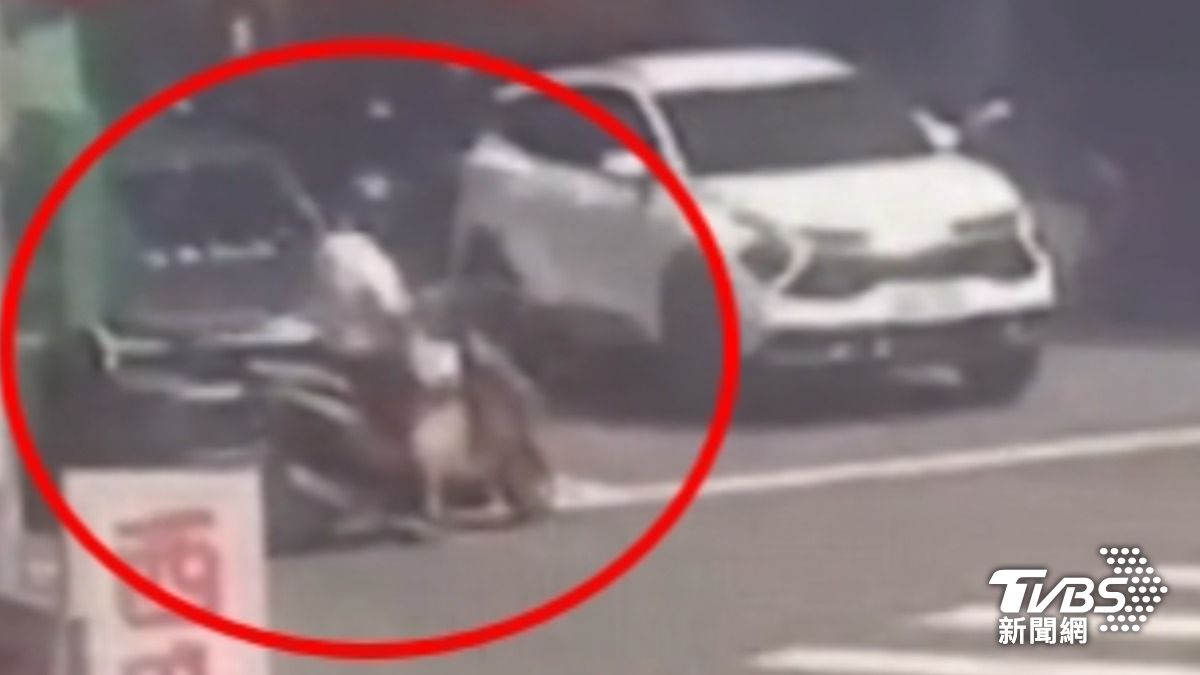 轎車駕駛控騎士「闖紅燈又擋路」!按喇叭提醒慘遭攔車。(圖/TVBS)