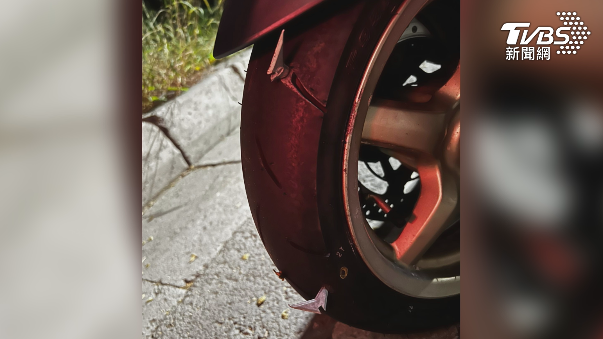 高雄有民眾晚間騎車從市區前往楠梓，結果在楠梓百慕達的機車道，輪胎被尖物刺破，騎士下車一看，結果發現輪胎上卡著，詭異的三角釘（圖／TVBS）