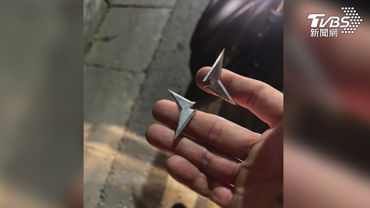 騎士晚間在楠梓百慕達的機車道，遇到倒楣意外，他除了先找車行幫忙補胎，還把尖銳物品帶回查看，原來兇手是三角釘（圖／TVBS）