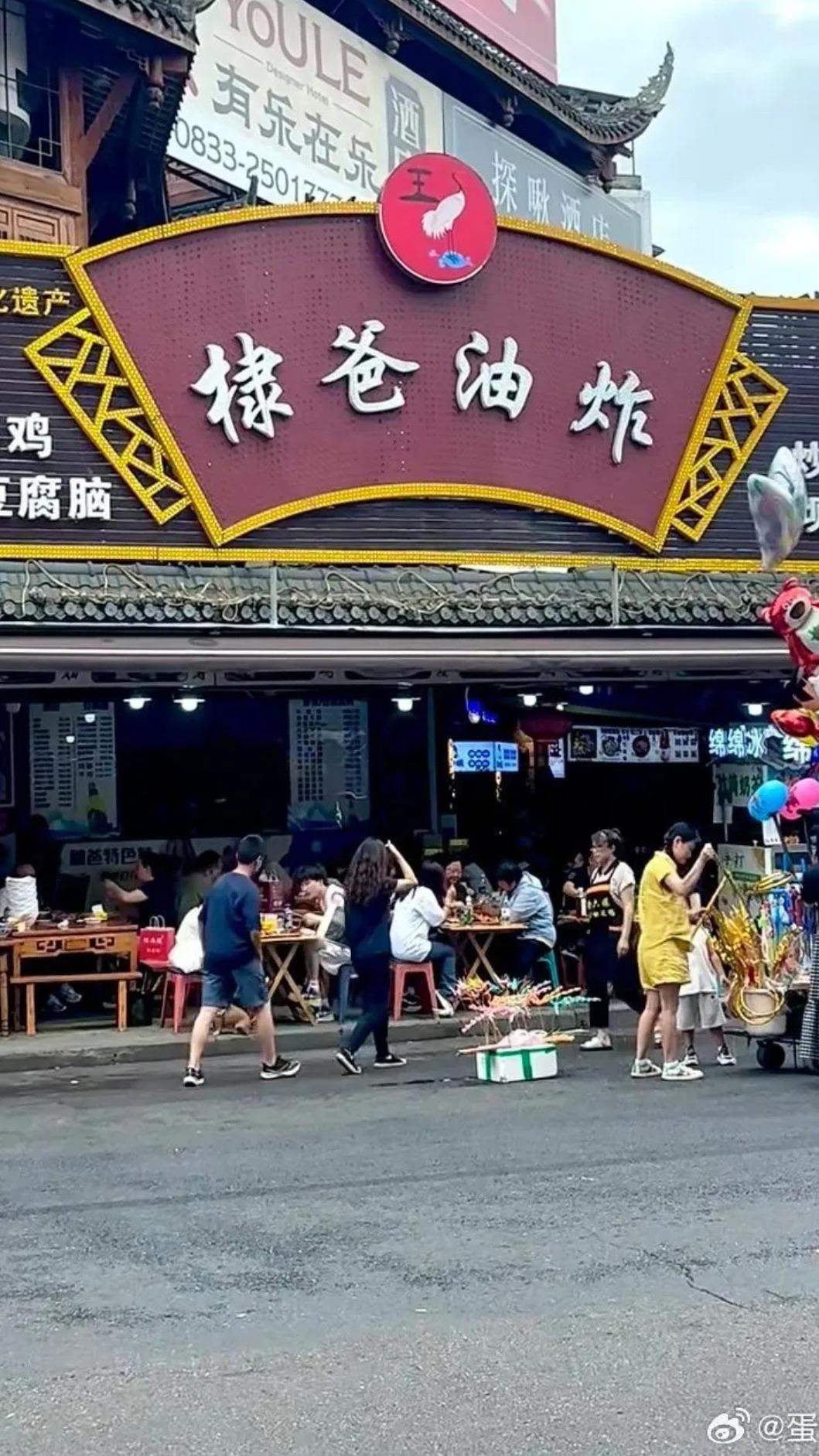 王鶴棣爸爸王勤經營的「棣爸油炸」近日生意慘跌。(圖/翻攝自微博)