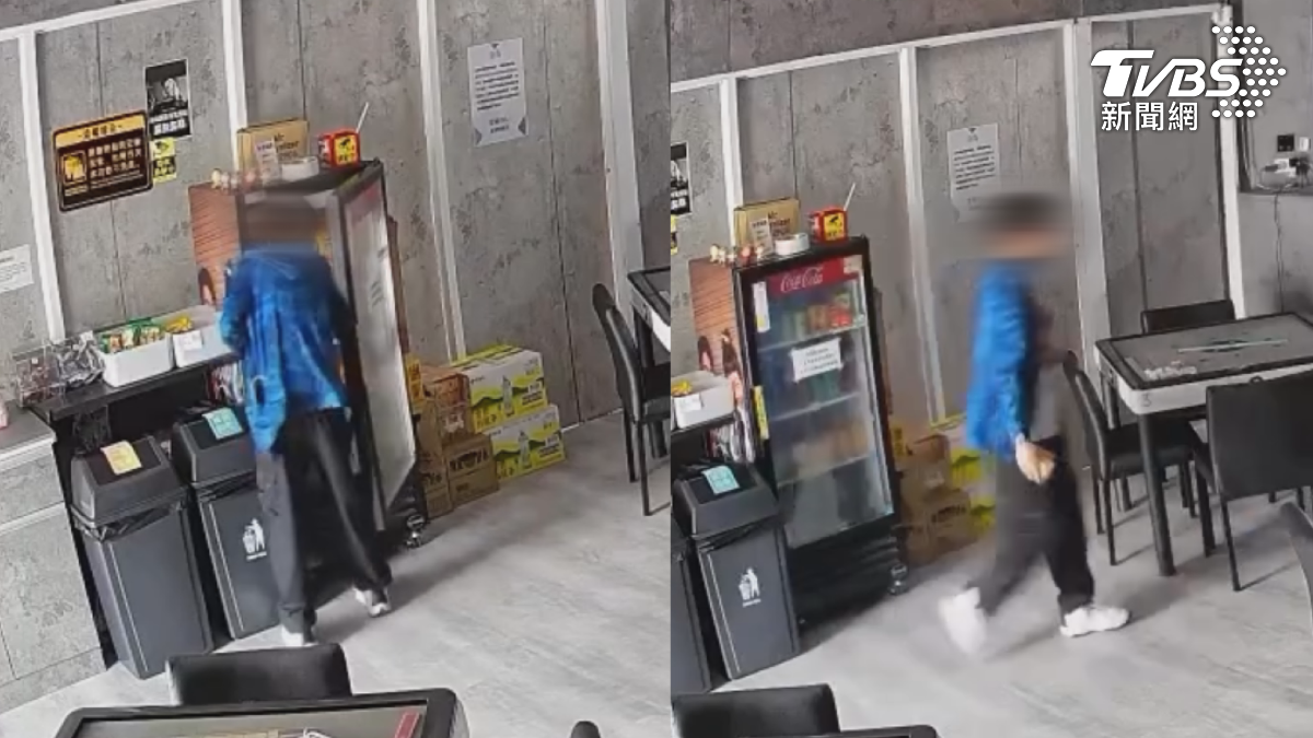 少年拿走裡面裝有約1000元的零錢盒,離開前還不忘順手拿走一瓶飲料。(圖/TVBS)