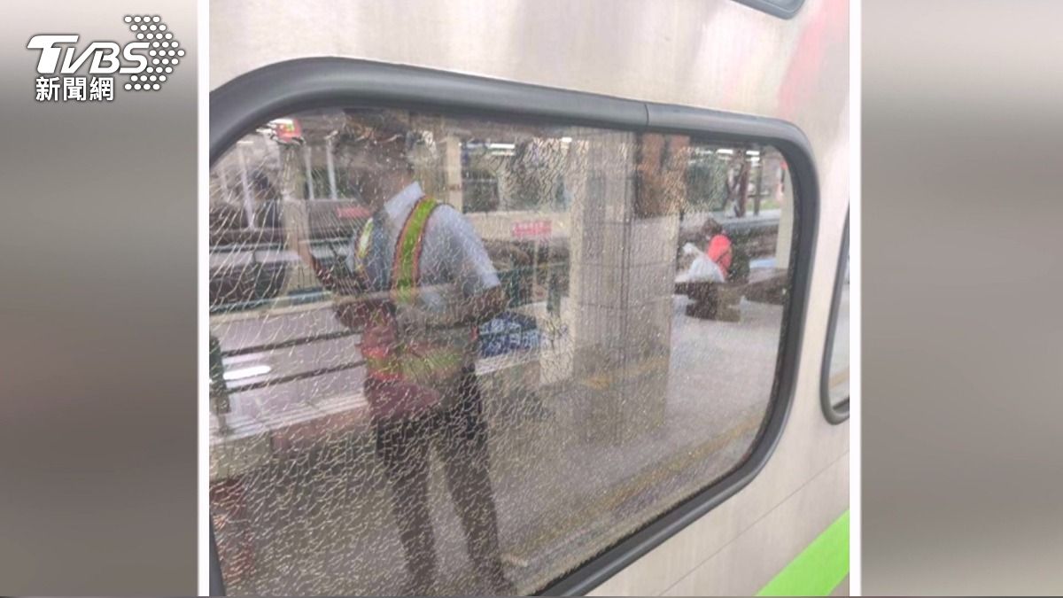 女心情差「持破窗槌狂砸」台鐵車窗碎成雪花狀 下站遭攔。(圖/TVBS)