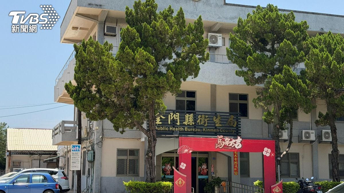 金門縣衛生局獲報後,前往便當店進行稽查。(圖/程子奕攝)