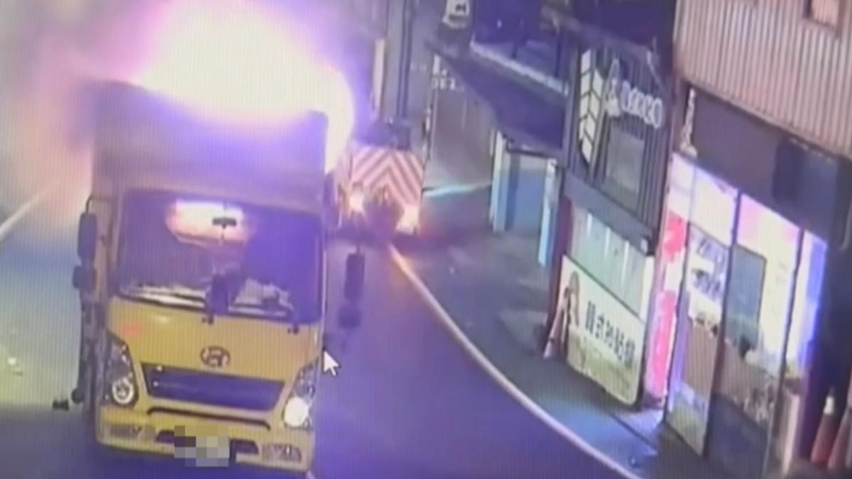 標線工程車疑似因為油漆爐台溫度過高引發自燃。(圖/ TVBS )