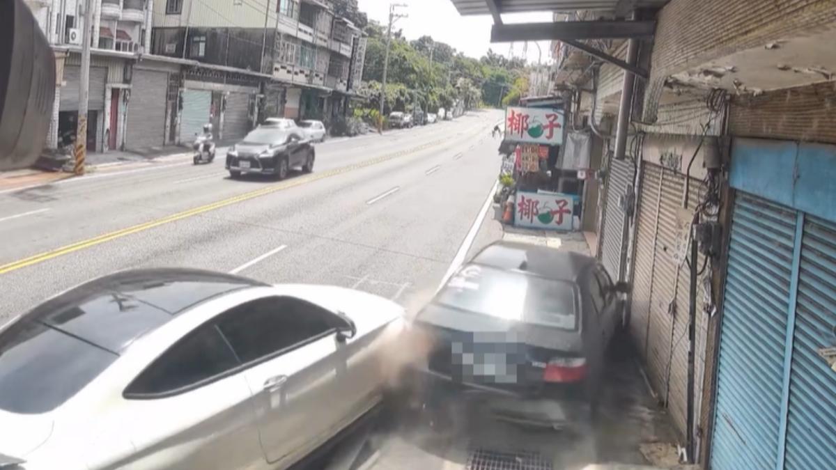 白車駕駛撞車後逃逸,警方2小時逮到人,發現又是毒駕上路。(圖/TVBS )