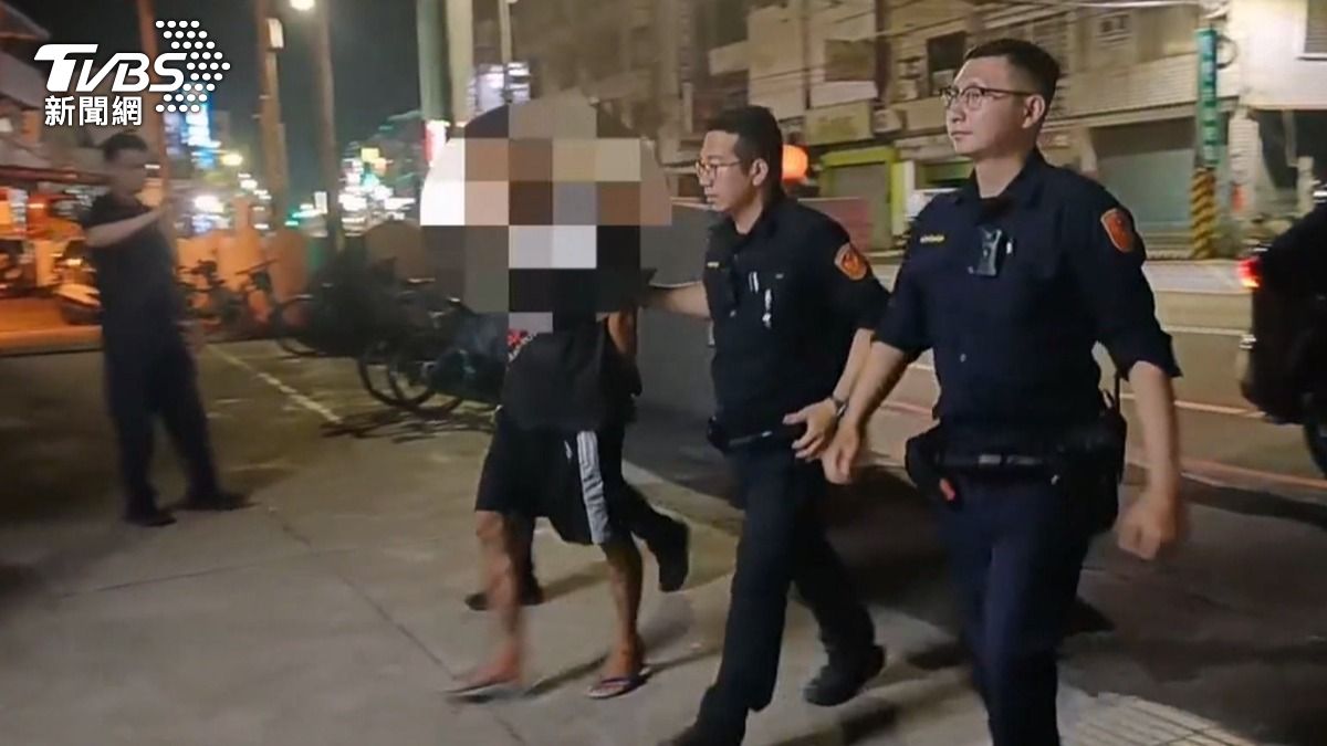 犯嫌只因心情不佳,就偷了兩把鐮刀後到處撒野,因此警方也將依殺人未遂、竊盜、恐嚇公眾維安以及毀損等罪名將他移送(圖/TVBS)