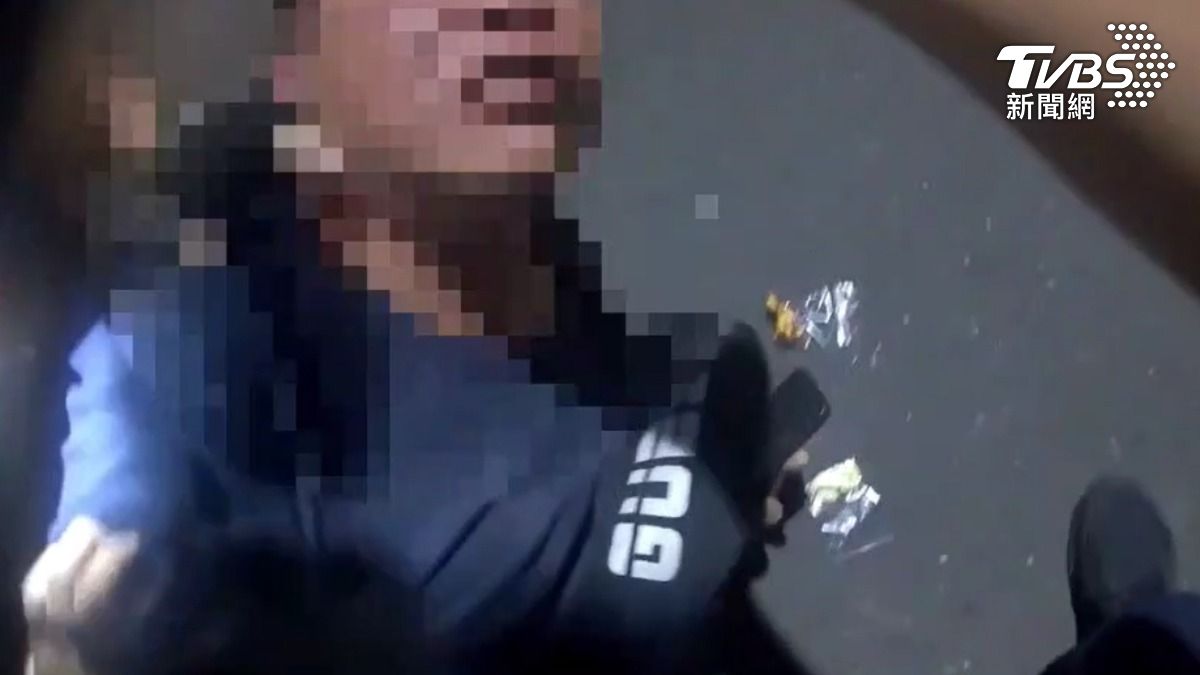 葉姓男子找舊愛吵鬧遭檢舉妨害安寧,警方到場噴辣椒水管束。(圖/TVBS)