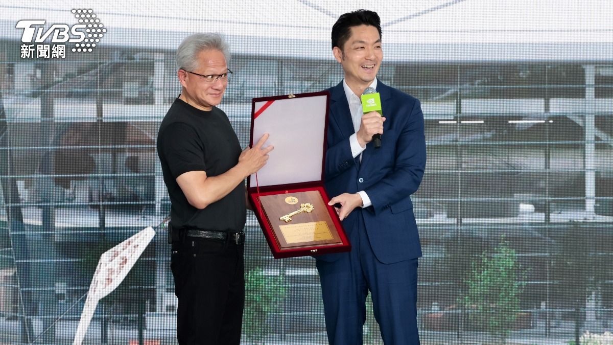 台北市長蔣萬安致贈黃仁勳一把台北市金鑰,象徵加速運算的鑰匙。(圖/潘建樺攝)