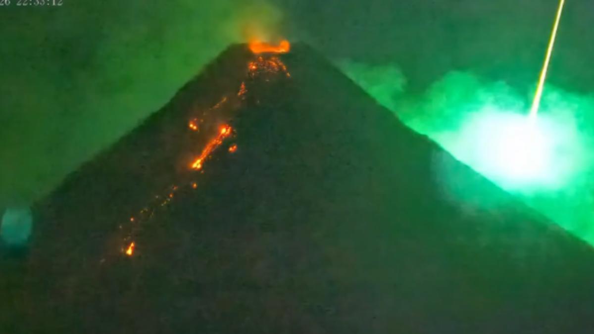 正噴發火山與火流星罕見同框 航太專家:實在美到驚人
