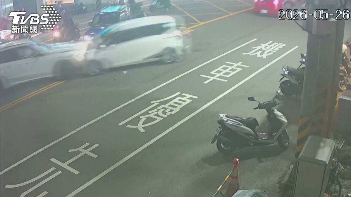 台中3車連撞!休旅車「噴飛對向車道」 27歲男疑身體不適釀禍。(圖/TVBS)