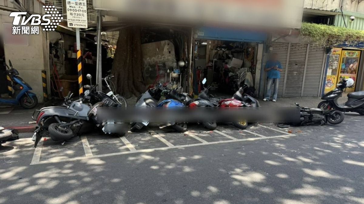 有片/松山毒駕休旅車暴衝撞倒整排機車「沒停車繼續開」 驚悚畫面曝