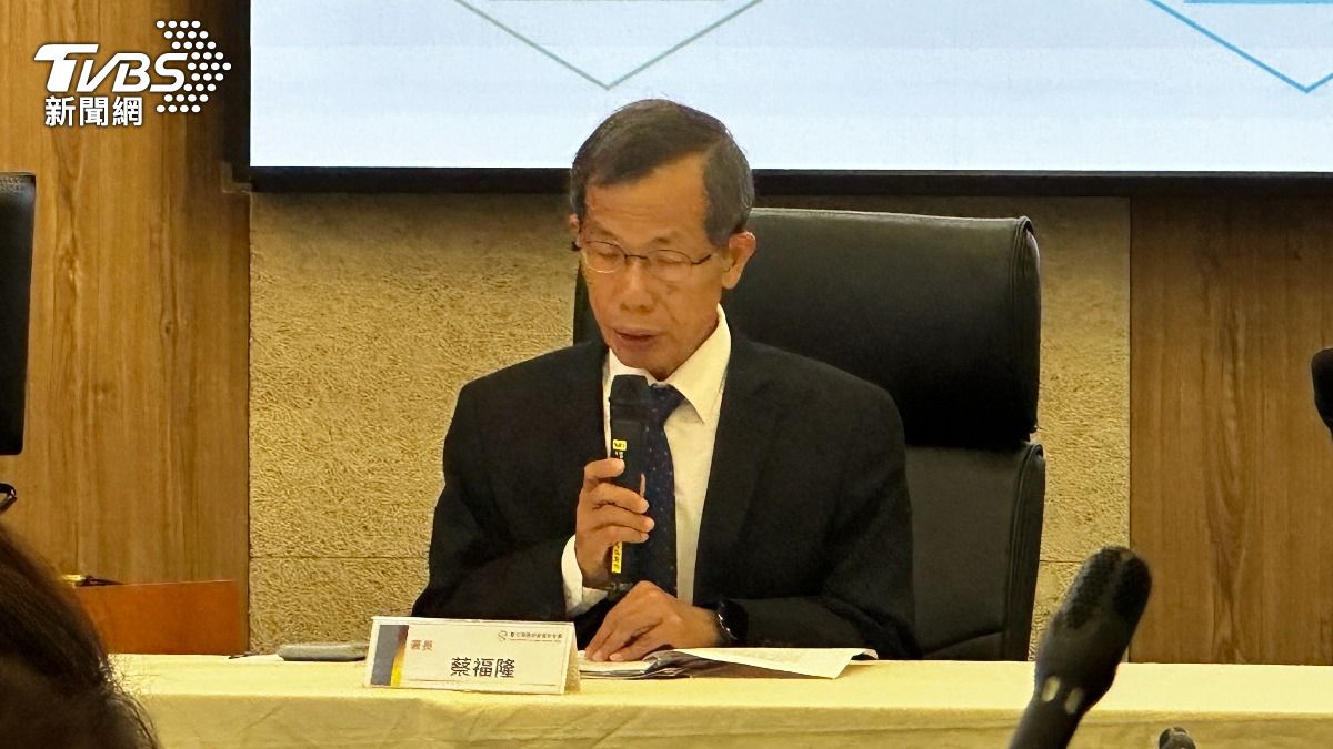 數發部資安署署長蔡福隆建議，為了資安風險，不要使用中國公用USB充電座。（圖／陳詩璧攝）