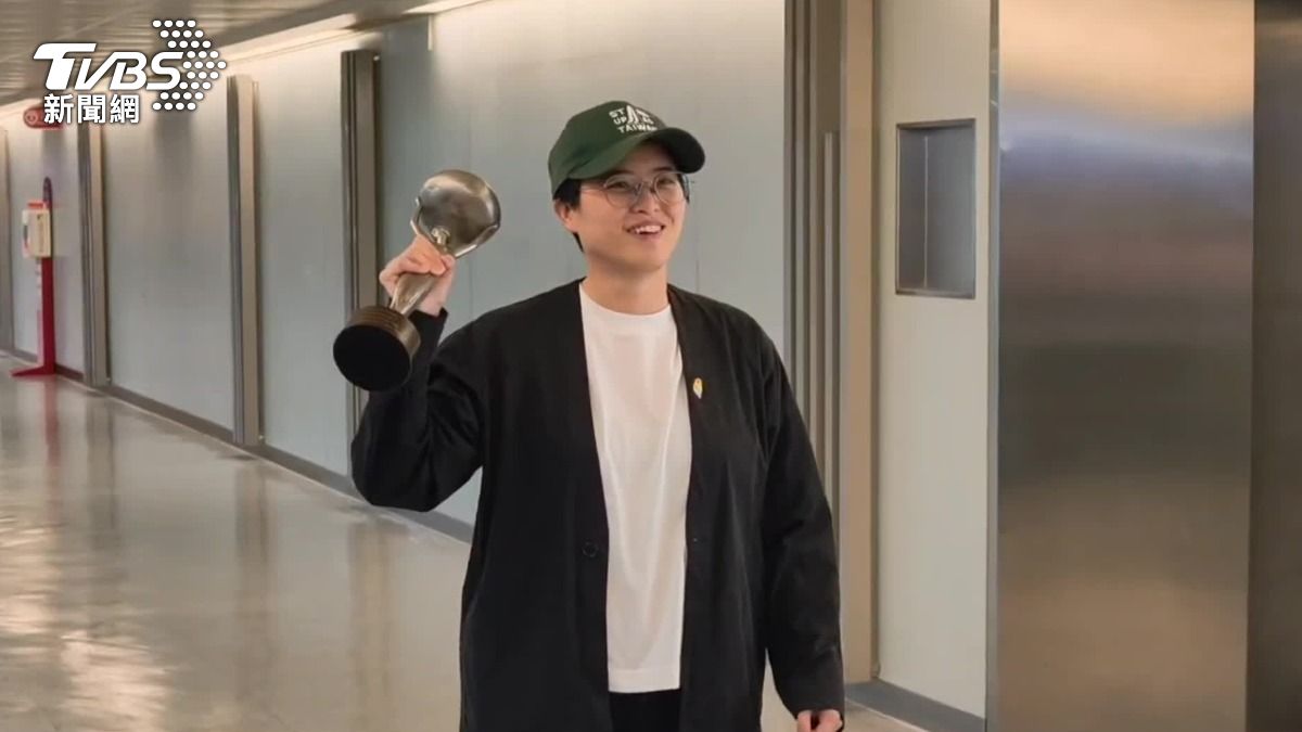 昨天(5/26)傍晚,楊双子從倫敦抵達桃園機場,她也開心秀出獎盃。(圖/TVBS)