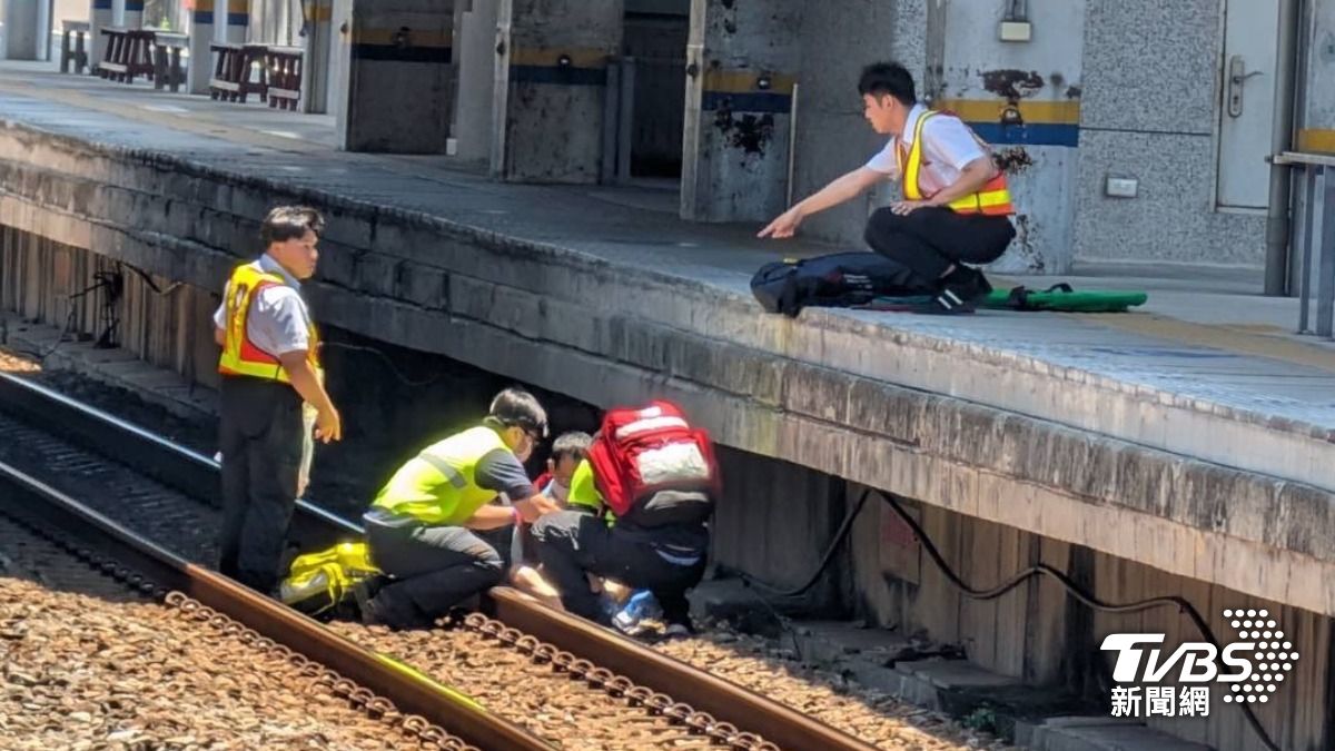 快訊/台鐵新豐站驚傳事故!49歲男頭暈突落軌 消防急送醫
