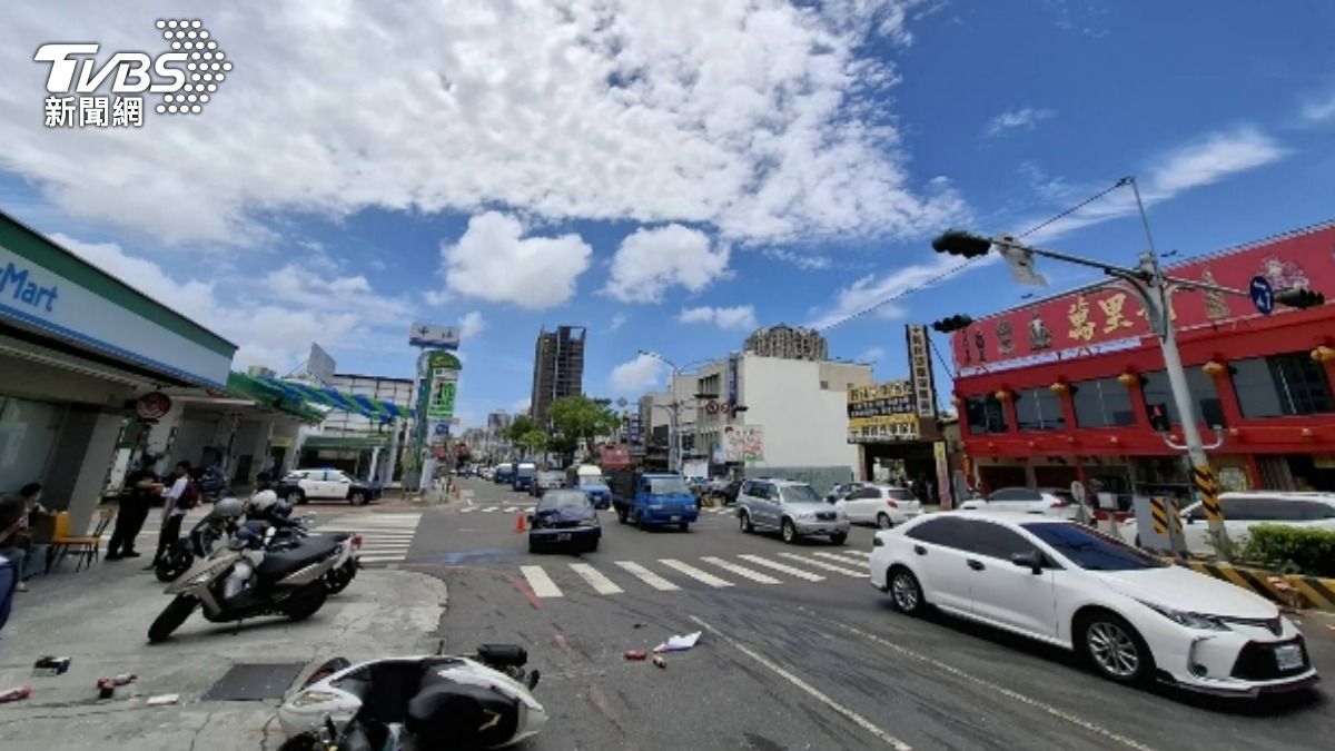 台南市北區稍早傳出轎車撞進超商的事故。(圖/TVBS)