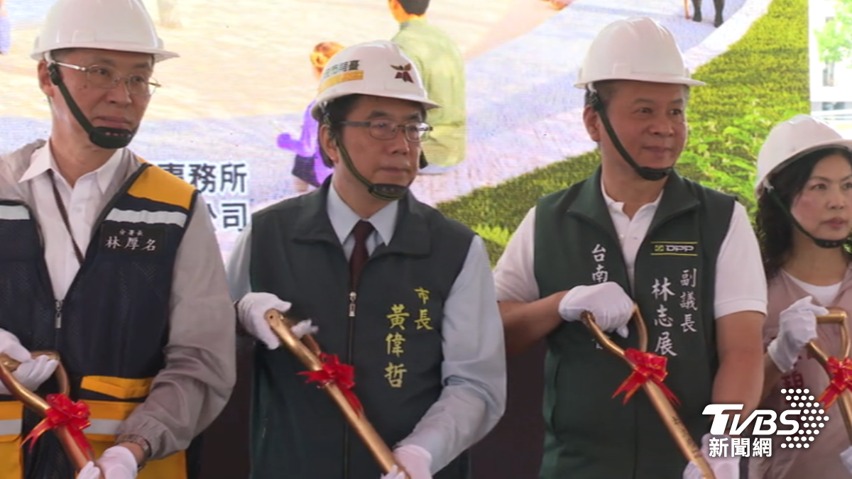 台南市市長黃偉哲（中）、台南市副議長林志展（右）、國土管理署南區分署長林厚名（左）皆出席動土儀式。（圖／TVBS）