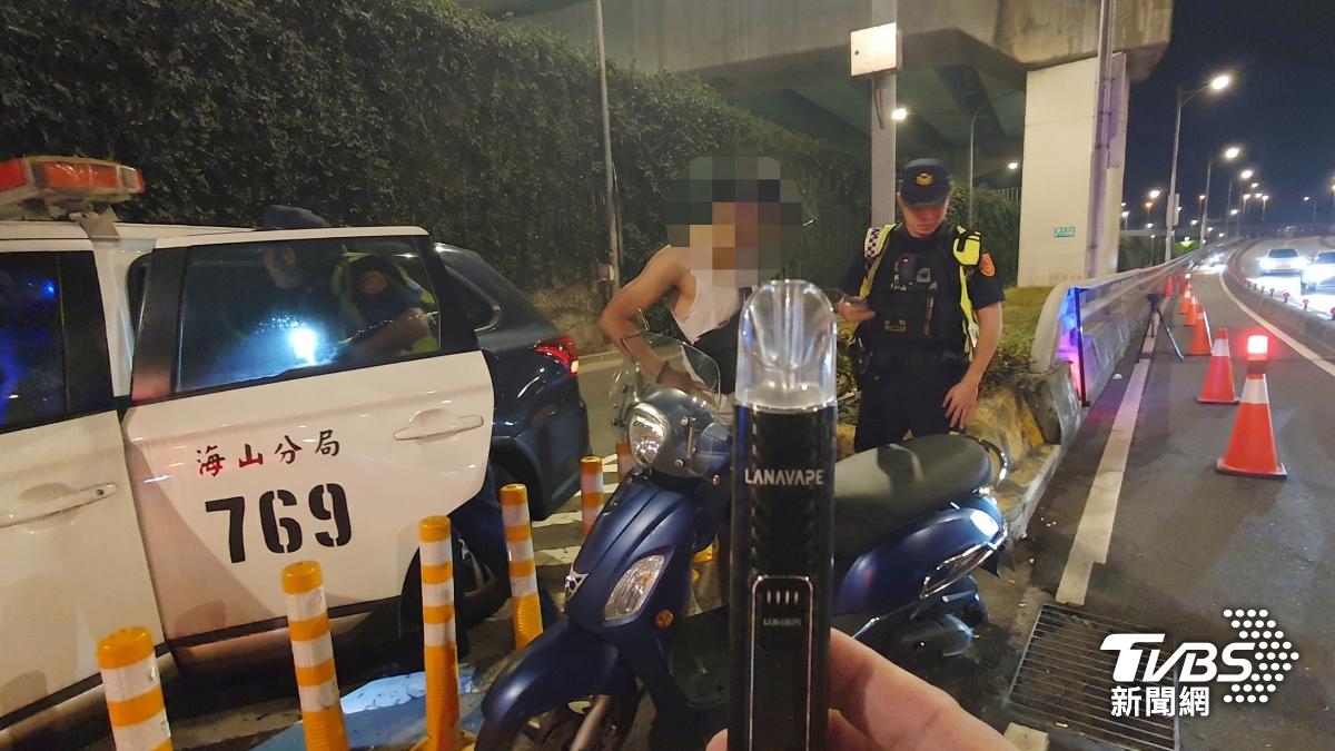 海山分局於新北大橋下發現34歲劉姓男子毒駕。(圖/TVBS)