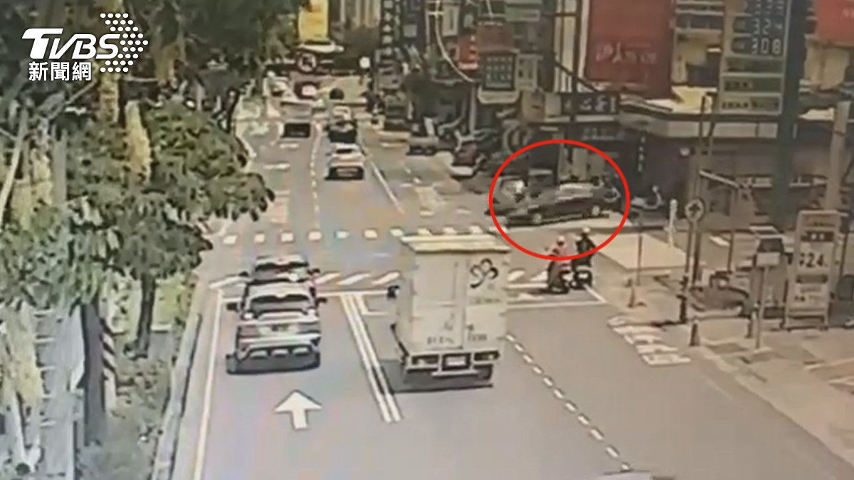 監視畫面顯示轎車先撞到路邊車輛,接著倒車撞進超商。(圖/TVBS)