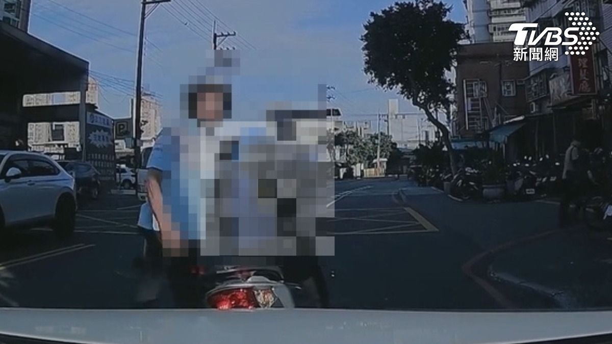 載孫騎人行道又急切車道被叭,翁竟下車理論。(圖/TVBS)