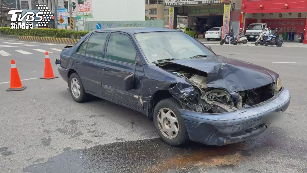 肇事轎車車頭嚴重變形,後照鏡斷裂,連排氣管也整個脫落。(圖/TVBS)