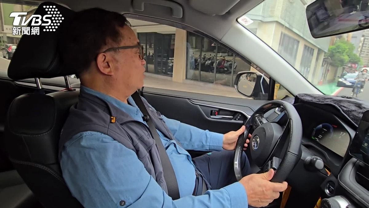 開了一輩子的車,車是我的腳,憂心換照新制剝奪行自由。(圖/TVBS)