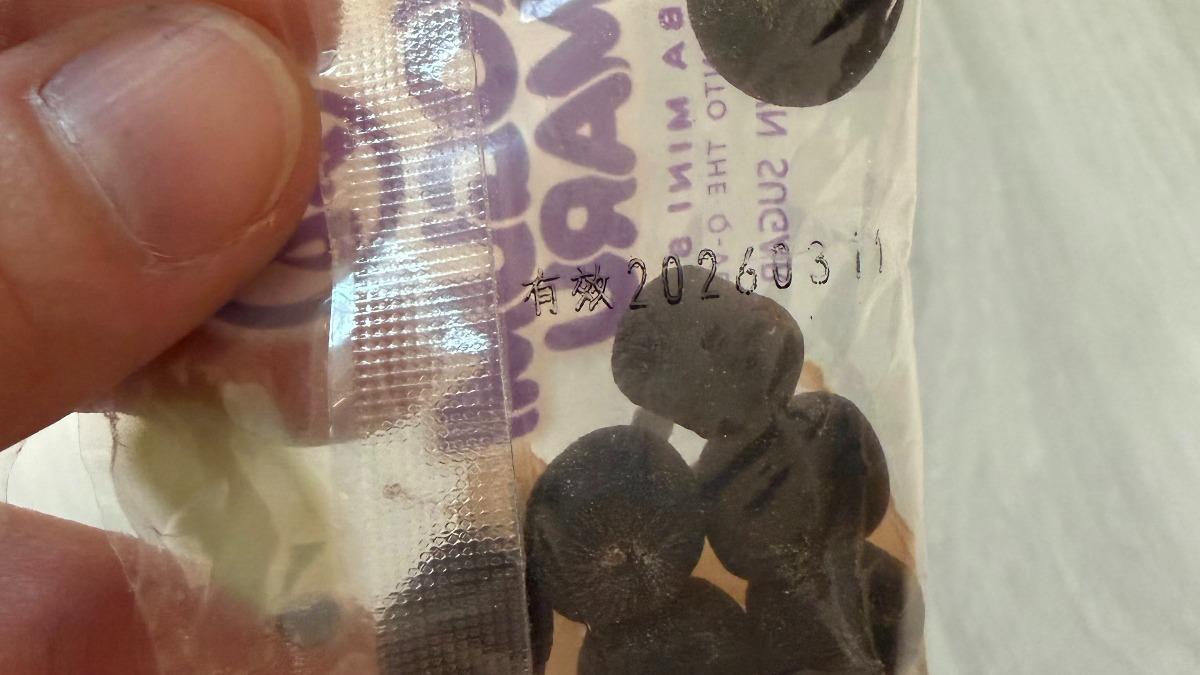 民眾在觀光工廠買散裝糖果，沒想到竟買到過期兩個月的產品。（圖／Threads@kimitonton）
