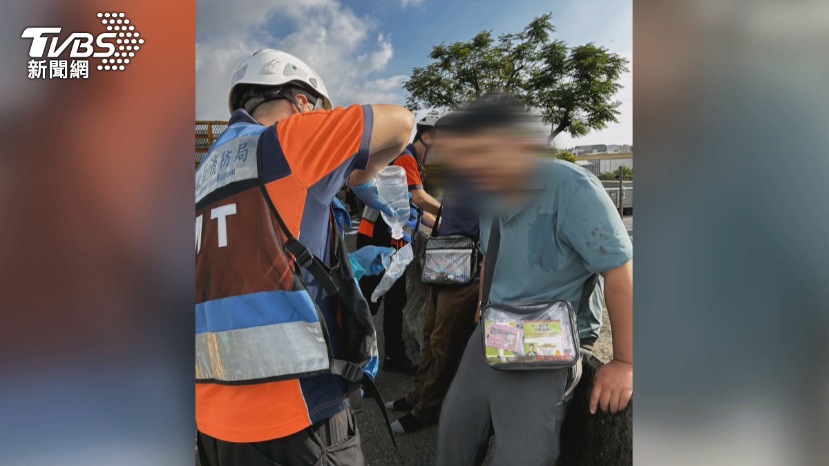 國道聯結車連撞8車,一度受困的父子檔脫困,滿臉是血飽受驚嚇,他們當時是被一名推拿師打破車窗救出。(圖/民眾提供)