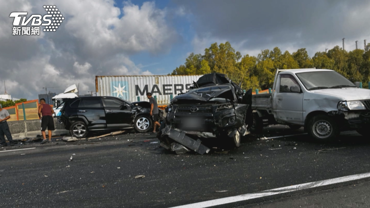 其中一輛黑色轎車首當其衝,遭聯結車從後方猛烈追撞,整個車尾幾乎被壓扁,車頂也嚴重凹陷,車上一對父子傷勢嚴重。(圖/民眾提供)