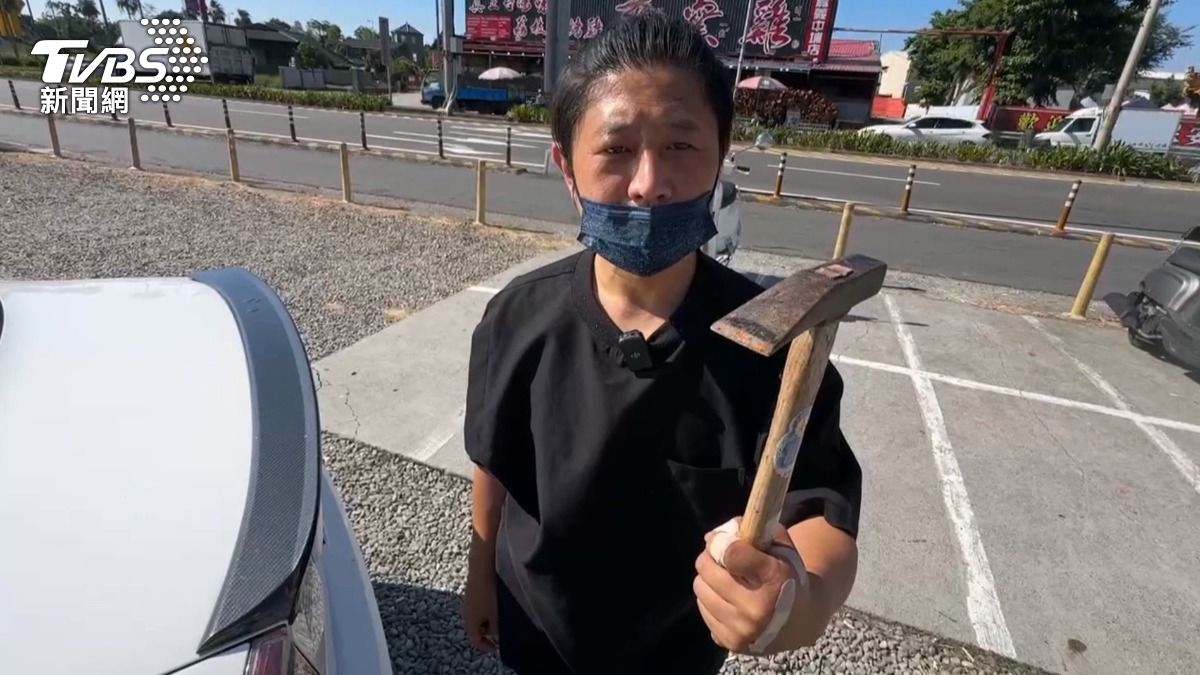 由於車門嚴重變形,曾先生當機立斷拿起鐵鎚擊破車窗救人,救援過程中,他的雙手被碎玻璃割傷,但他顧不得自己的皮肉傷,持續協助救治傷患。(圖/TVBS)