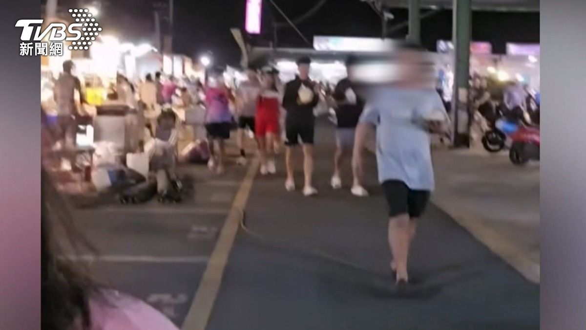 林園夜市上週爆出榴槤糾紛,攤商遭控「尾隨半小時」,強逼她買下450元的榴槤,攤商葉先生,出面喊冤揭真相。(圖/民眾提供)