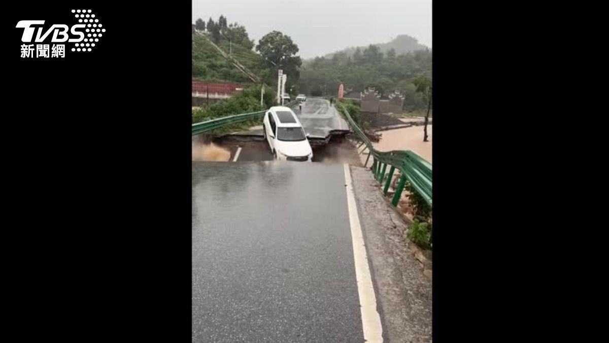 中國大陸發生洪水沖斷橋梁。（圖／達志影像路透社）