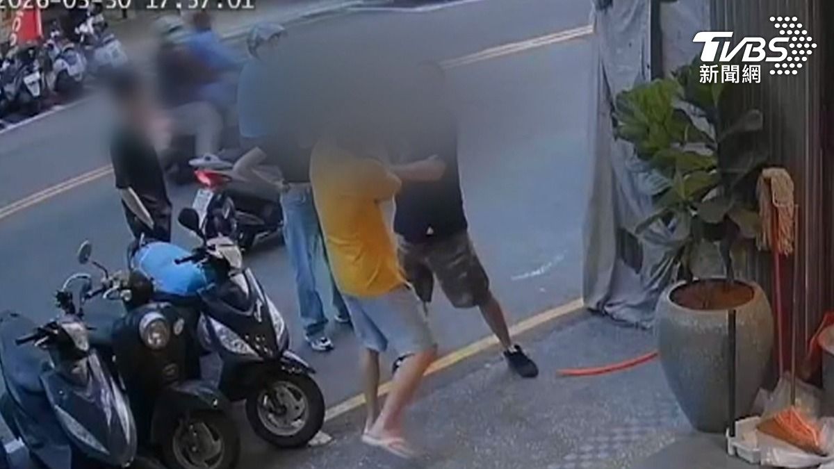 高雄市三月底,在苓雅路上發生一起行車糾紛,蘇姓男子不滿被擋路,跟開車的馬姓男子爆發肢體衝突。(圖/TVBS)