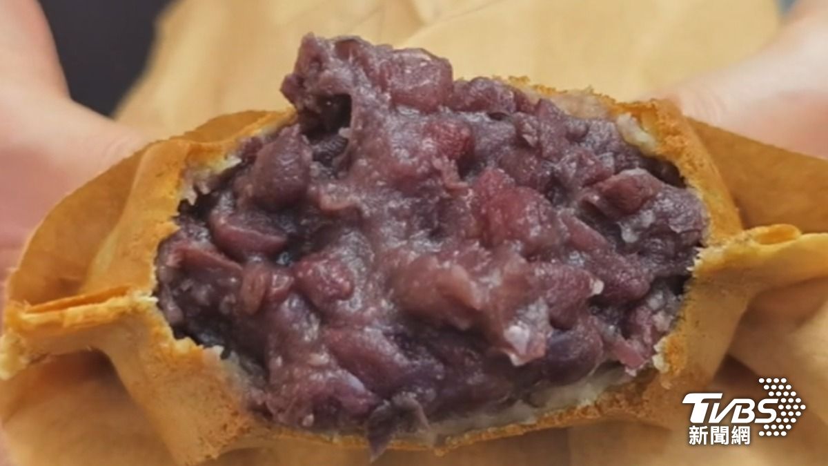 「月之燒紅豆餅」外皮酥脆之外，咬一口裡面的料還會爆出來。（圖／TVBS）