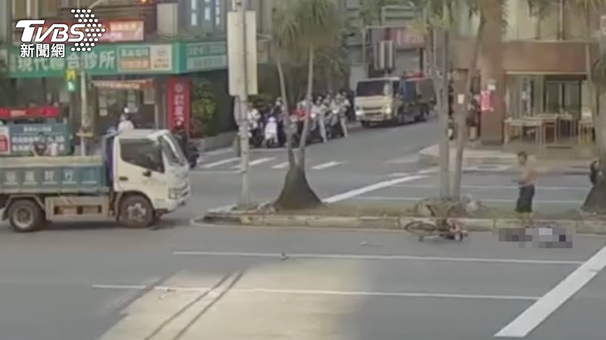 快訊／新北7旬婦騎單車與貨車碰撞不治　驚悚現場曝光