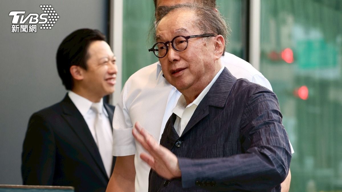 林百里向現場大批守候媒體揮手致意。(圖/華子琛攝)