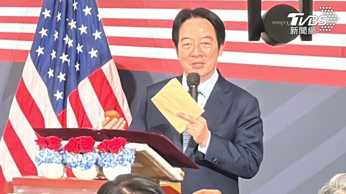 賴清德送雞蛋糕。(圖/潘袁詩羽攝)