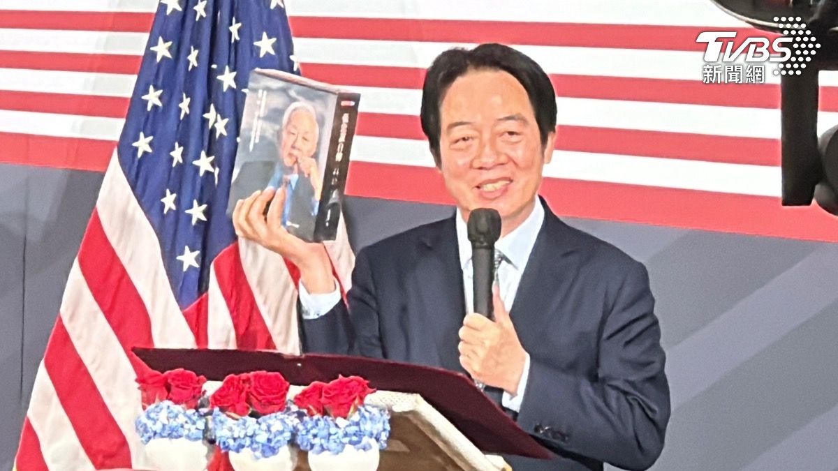 賴清德拿出張忠謀的自傳說要送給川普。(圖/潘袁詩羽攝)