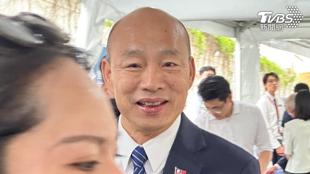 立法院長韓國瑜在慶祝會開始前逛攤位。(圖/潘袁詩羽攝)