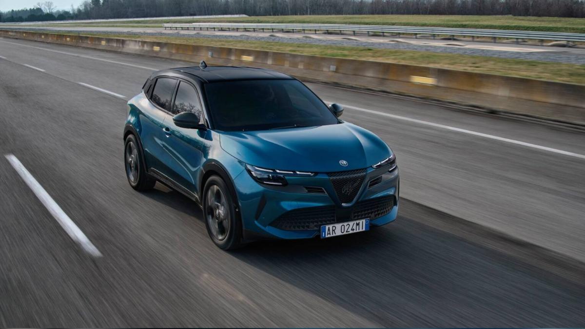 Alfa Romeo Junior Ibrida搭載1.2升PureTech缸內直噴渦輪引擎,結合P2 Hybrid油電系統。(圖/Alfa Romeo提供)