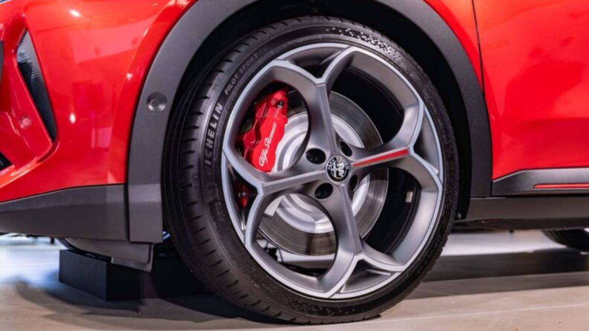 Elettrica 280 Veloce採用前固定式對向四活塞卡鉗與382mm煞車碟、後剎車碟則是268mm。(圖/寶嘉聯合提供)